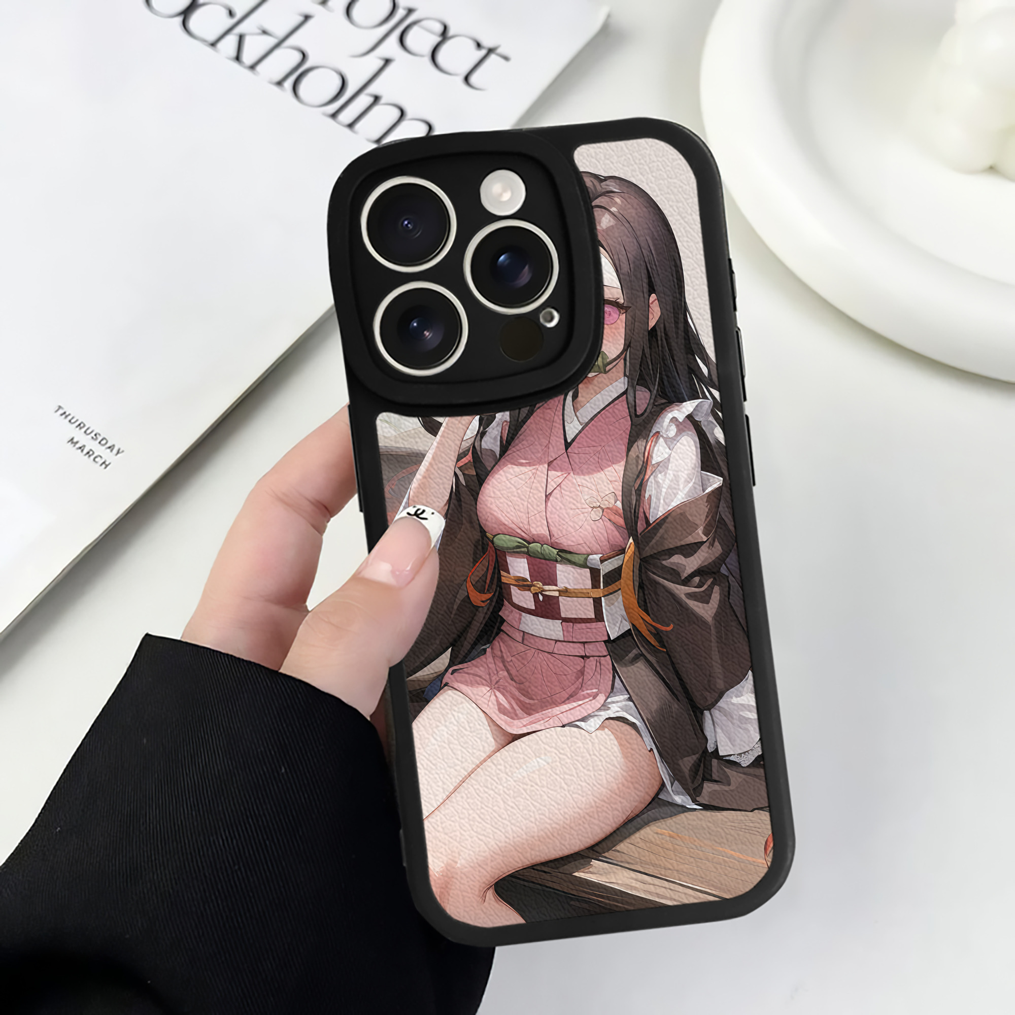（画像用） 鬼滅の刃（きめつのやいば）竈門 禰󠄀豆子／かまど ねずこ Kamado Nezuko 【iPhone 16シリーズ対応】シリコンスマホケース（レザー調） 材質：シリコン